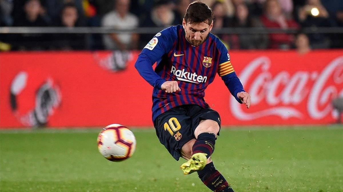 Messi lanza la falta que supuso el 4-3 al Villarreal.