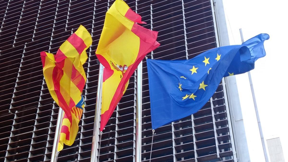 El viento mueve las banderas de la delegación de Hacienda en la calle Albareda de Zaragoza