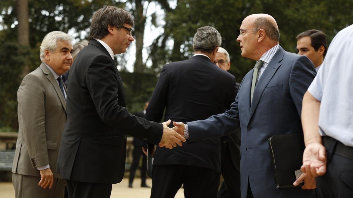 El presidente Puigdemont saluda al coronel Diego Pérez de los Cobos.