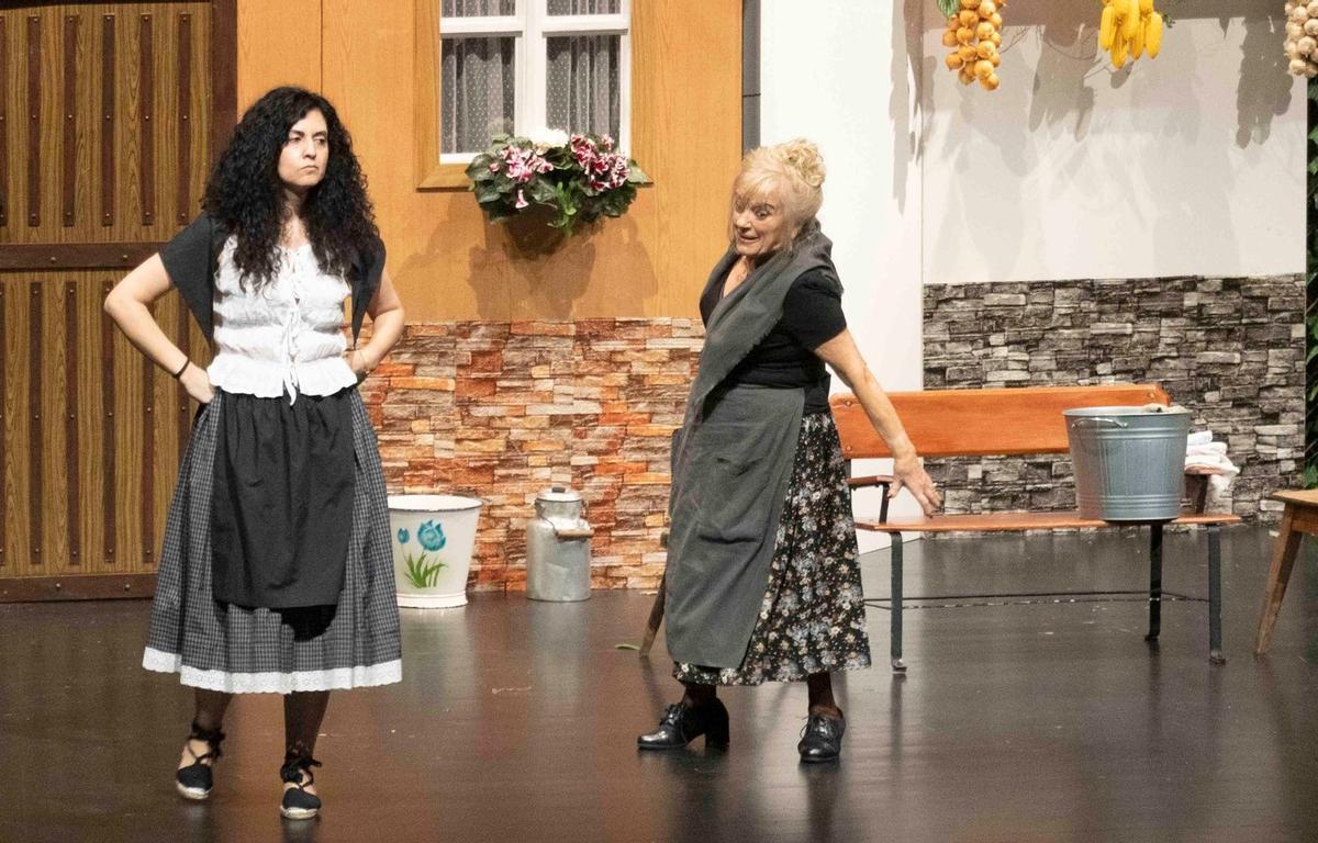 La representación de "Tratu o trucu" en el teatro de La Felguera.