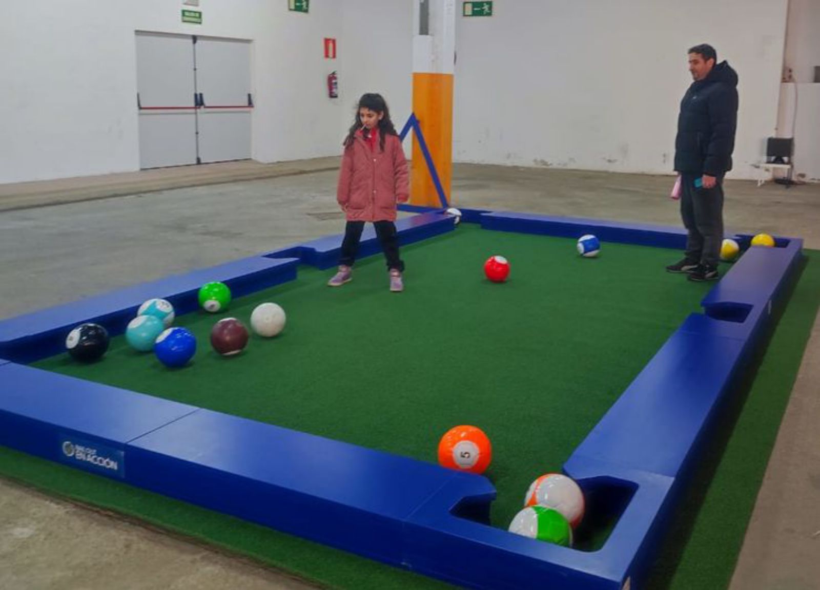 Un padre y su hija probando en uno d elo sjuegos.