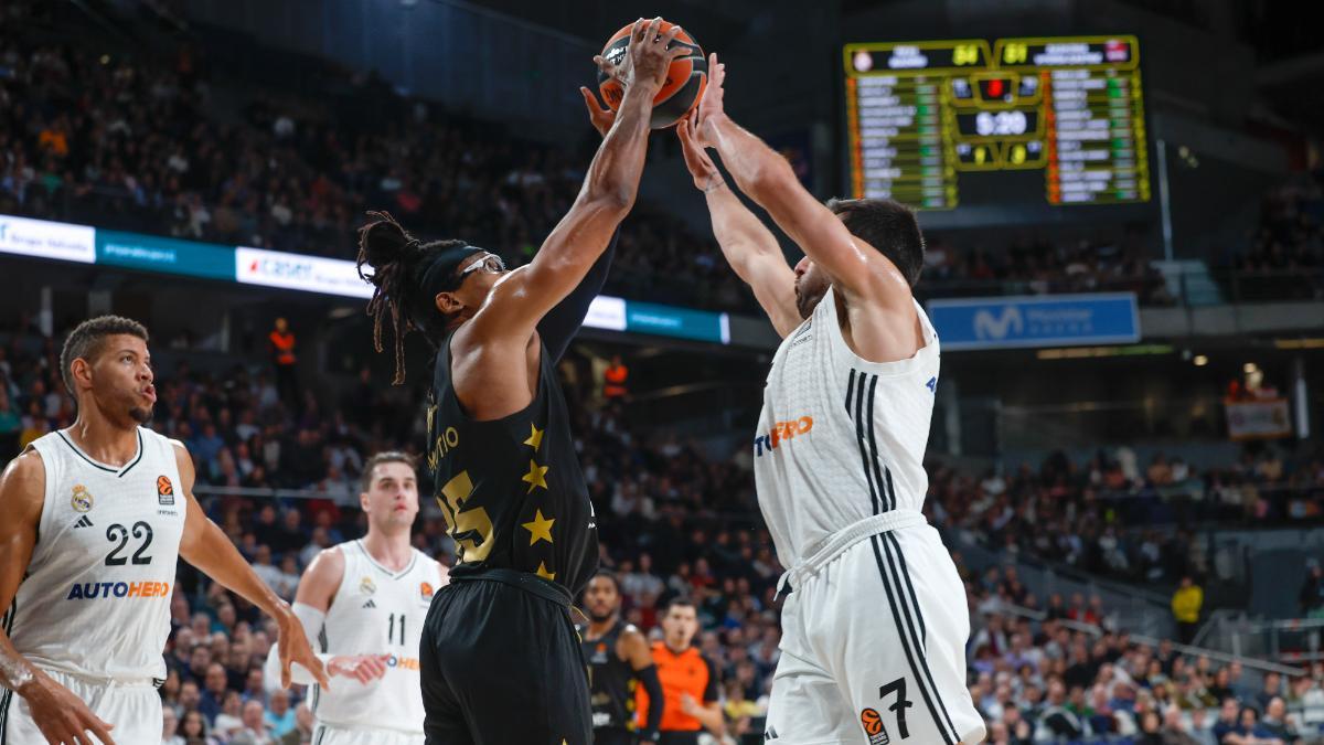 Campazzo y Moneke luchan por una bola dividida