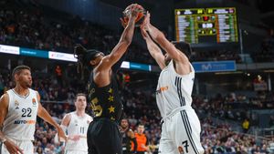 Campazzo y Moneke luchan por una bola dividida