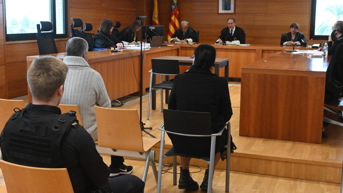 El acusado, de gris, durante el juicio celebrado este martes en la Audiencia Provincial de Castellón.