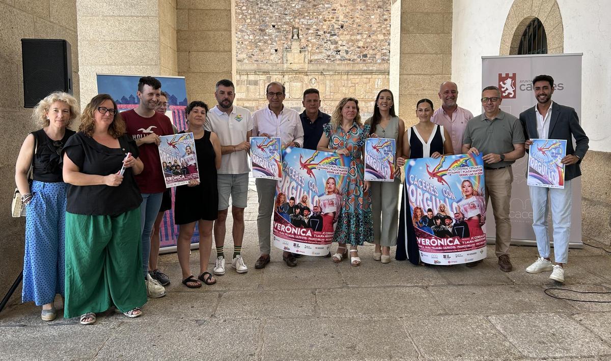 El alcalde Rafael Mateos, la concejala Jacobi Ceballos, miembros de la corporación municipal y representantes de asociaciones vinculadas al colectivo LGTBIQ+ en Cáceres.