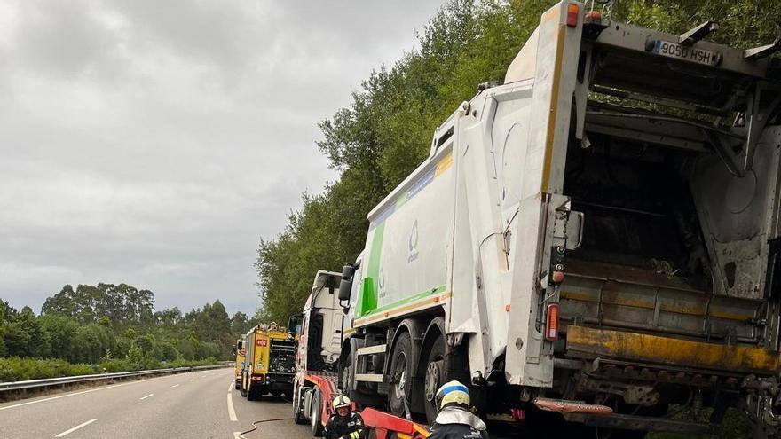 Sofocado un incendio en los frenos de un camión góndola en la Autovía del Cantábrico a su paso por Castrillón