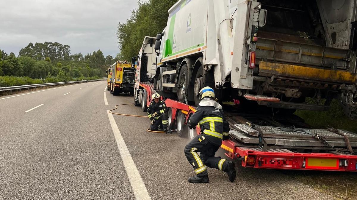 Efectivos de bomberos sofocando el incendio.