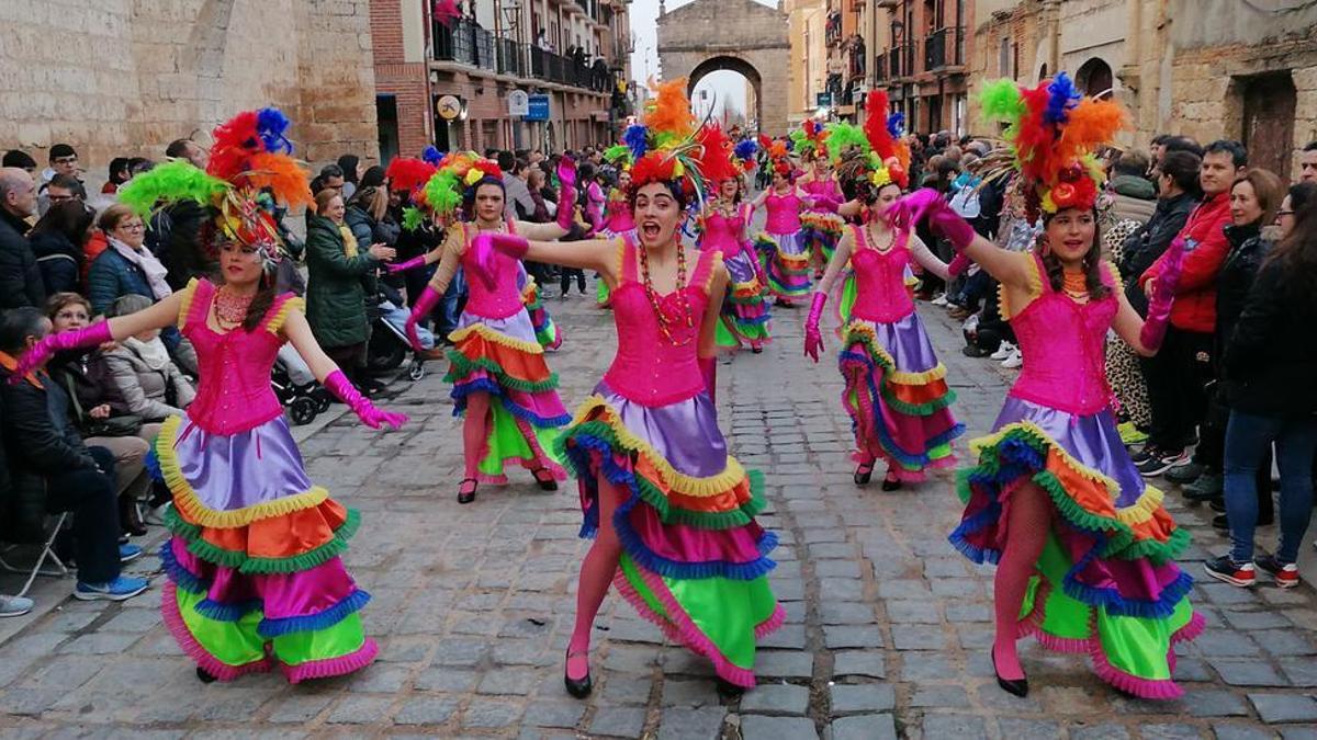 Las integrantes del grupo &quot;Las Tunantas&quot; en su paso por la calle Corredera.