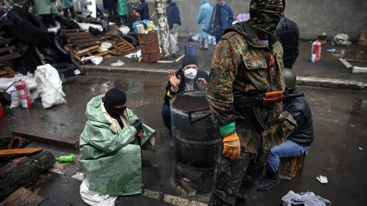 Fuerzas prorrusas hacen guardia en el exterior de una comisaría de Slaviansk.