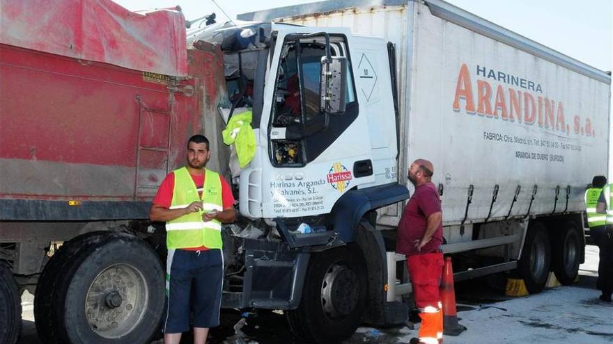 Un choque entre camiones deja tres heridos y corta la A-66