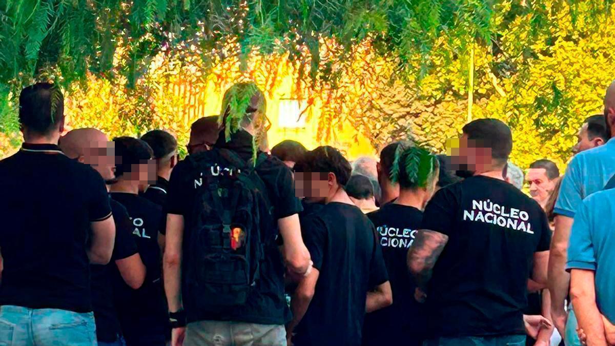 NÚCLEO NACIONAL | Los neonazis irrumpen en la manifestación contra la mezquita de Sevilla: la Policía Nacional se despliega en el Polígono Sur