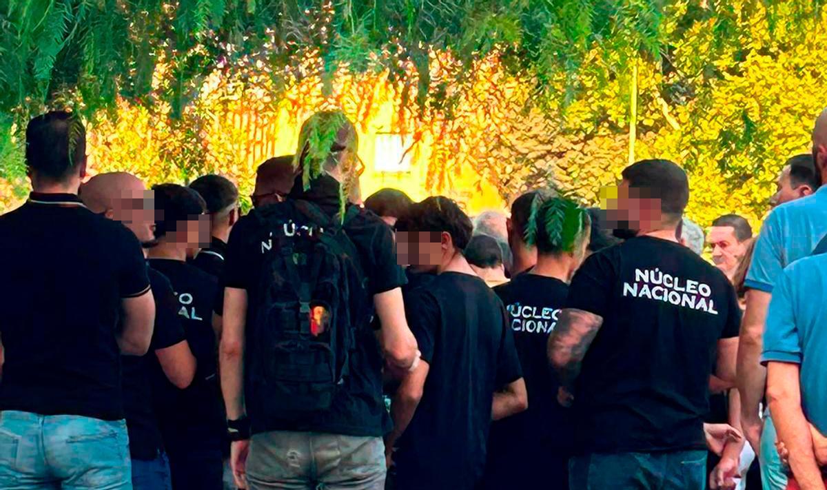 Neonazis en la concentración contra la mezquita en Sevilla este lunes.