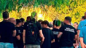 Neonazis en la concentración contra la mezquita en Sevilla este lunes.