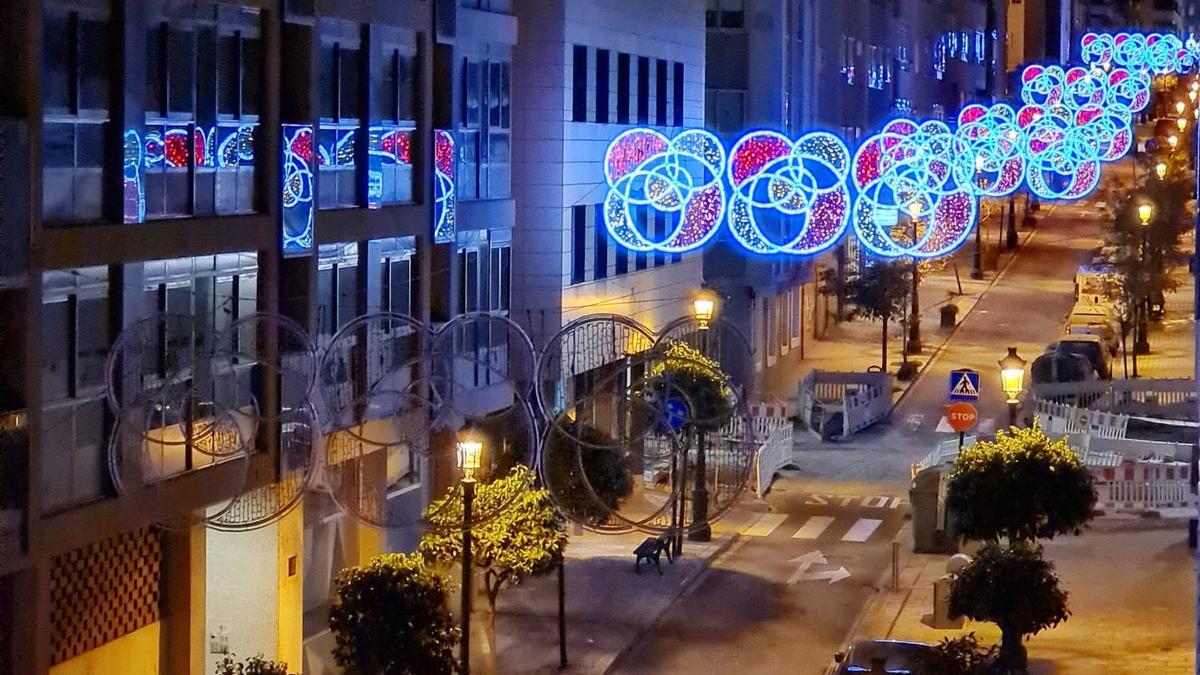 La calle Zaragoza ya se iluminó anoche con las luces de Navidad.