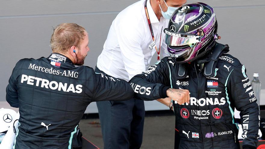 Bottas y Hamilton se saludan tras logra los dos primeros puestos de la parrilla.