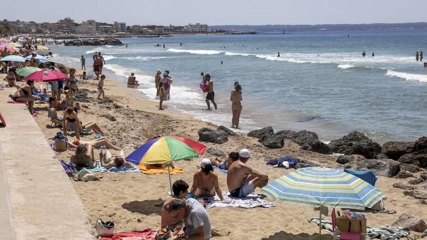 Turistas en la playa estos primeros días de verano en Mallorca.