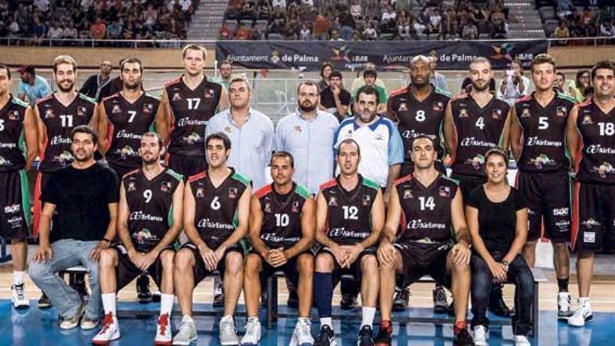 La plantilla del Palma Air Europa se hizo ayer la foto oficial de la temporada con la ilusión de que sea una instantánea para el recuerdo ya que su objetivo a final de temporada es el ascenso a la LEB Oro. De izquierda a derecha, Israel Pampín (13), Llorenç Llompart (11), Biel Tomás (7), el entrenador Matías Cerdà, el segundo entrenador Martí Josep Vives, y el delegado, Robert Joseph (8), Manu García (4), Tolo Mateu (5), Iván Matemales (18), Berto García (9), Carlos Sanemeterio (6), Sergi Riera (10), Miki Corbacho (12) y Toni Cañellas (14).