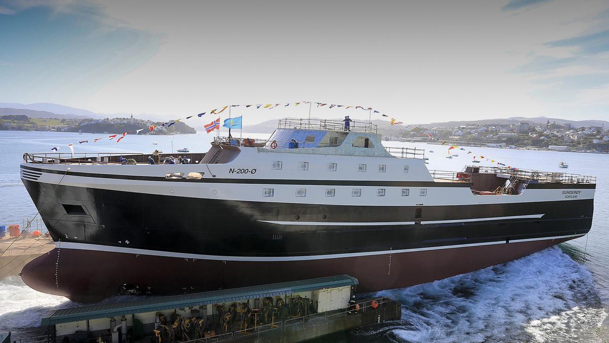 Botadura de un barco para Islandia en los astilleros de Gondán en Castropol.