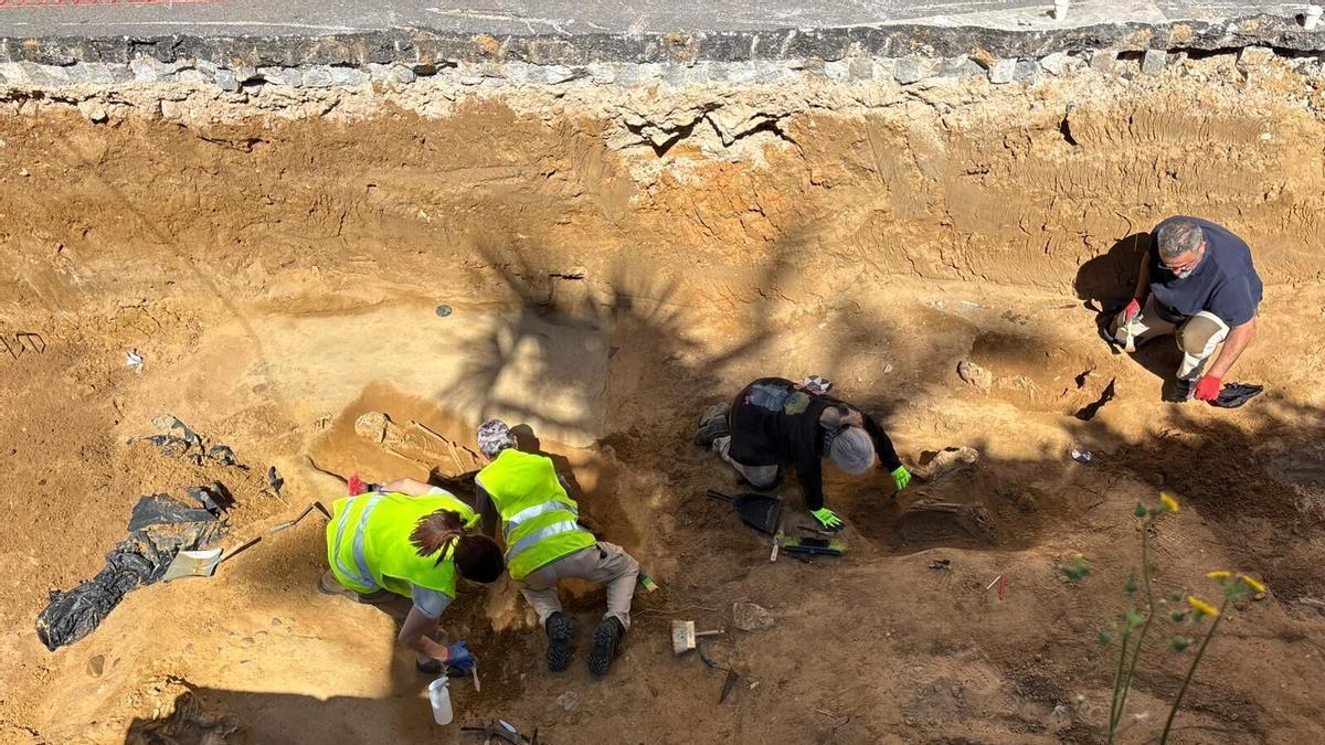 Imagen de archivo de las exhumaciones de esqueletos realizada en la excavación de la avenida de Huelva de Badajoz.