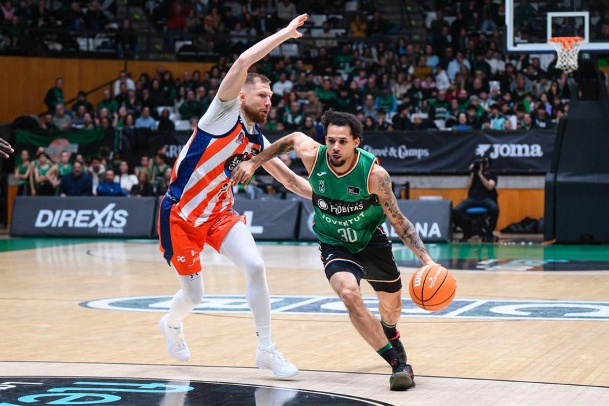 Robertson penetra a canasta en el duelo ante el Río Breogán