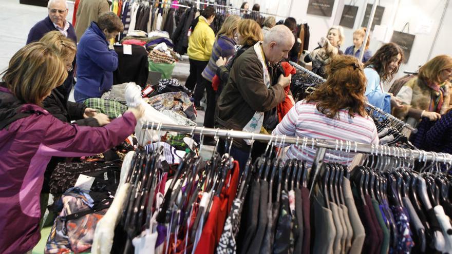 Público en una feria del stock