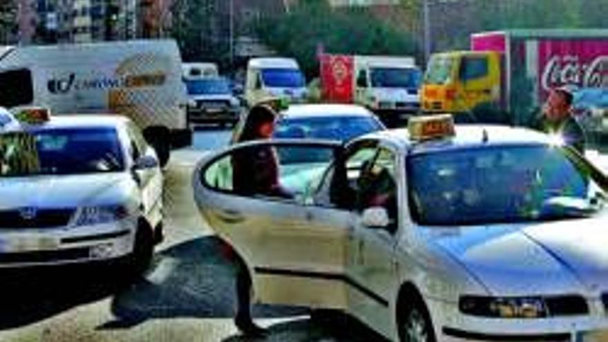El desacuerdo entre los taxistas impide modernizar el servicio con GPS