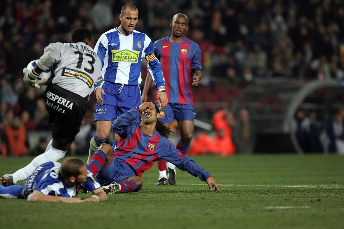 BARCELONA. 1.03.2005 PARTIDO DE LIGA ENTRE EL FC ABRCELONA Y EL RCD ESPANYOL. EN LA FOTO, LAMENTOS DE RONALDINHO, ABRONCADO POR SOLDEVILLA, EN EL AREA DE KAMENI. FOTOGRAFIA DE JORDI COTRINA. COMPETICIONES FUTBOL , LIGA ESPAÑA 2004/2005 , PARTIDO ENTRE LOS EQUIPOS BARÇA Y ESPANYOL , DERBI EN EL CAMP NOU _ GENERAL, PLANO _ PARTIDO DEPORTE