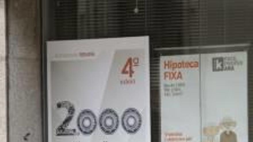 Publicidad de hipotecas en un banco en València.