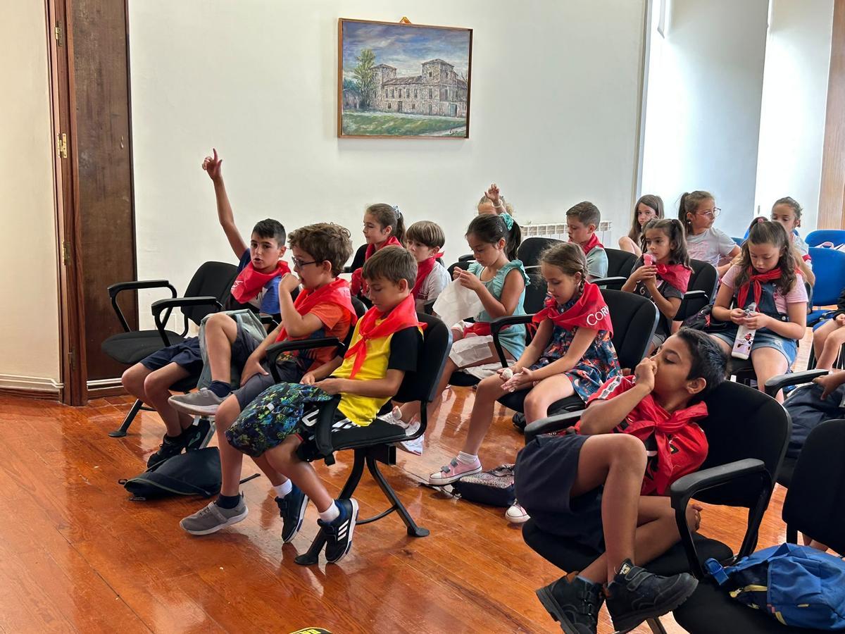 EN IMÁGENES: Los jóvenes participantes de la Escuela de Vacaciones de Corvera visitan el Ayuntamiento