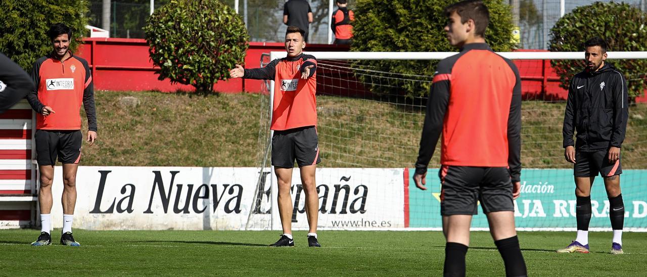 La plantilla del Sporting durante un entrenamiento en Mareo