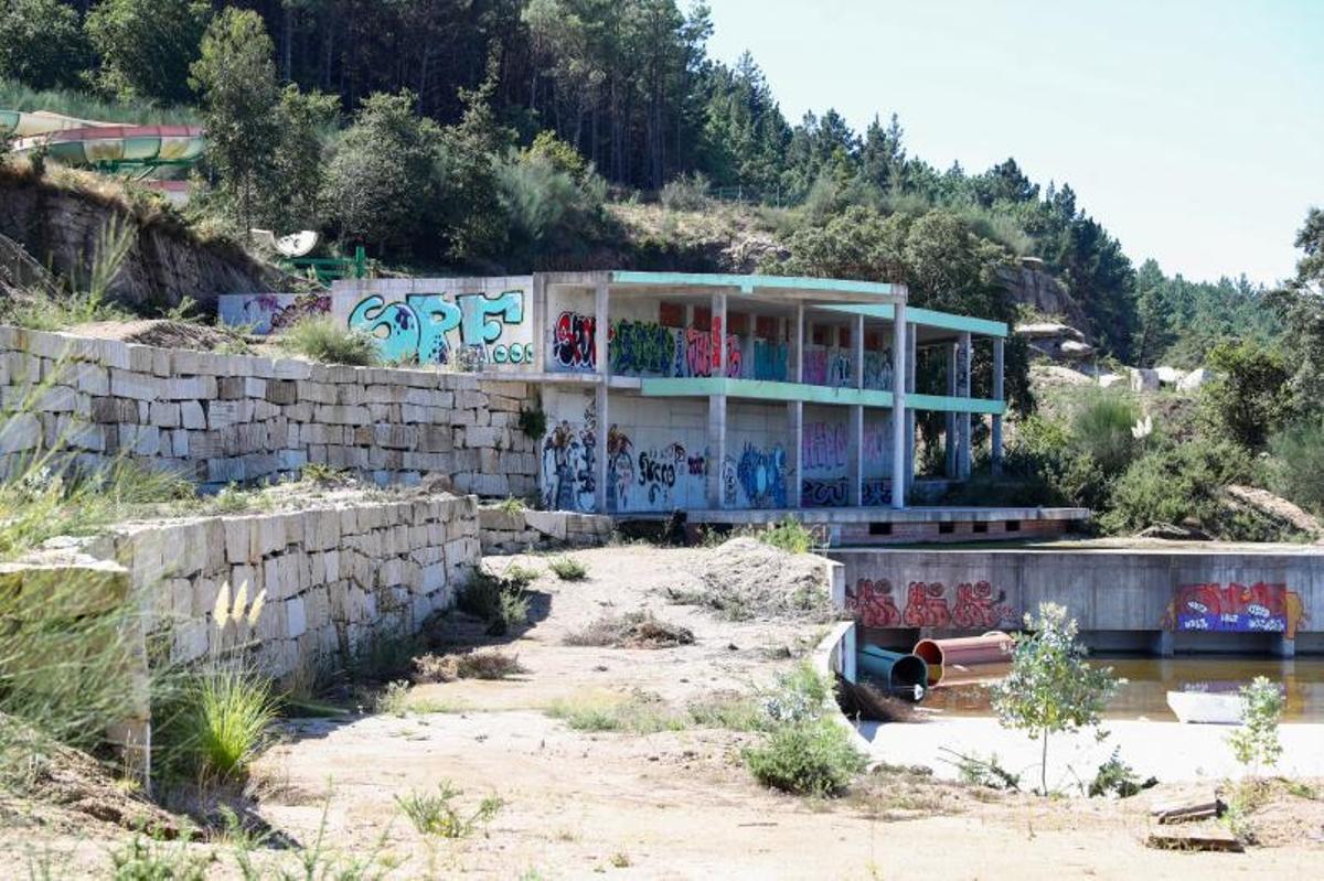 Edificio social del parque acuático, y una de las piscinas, completamente vandalizados. |   // IÑAKI ABELLA