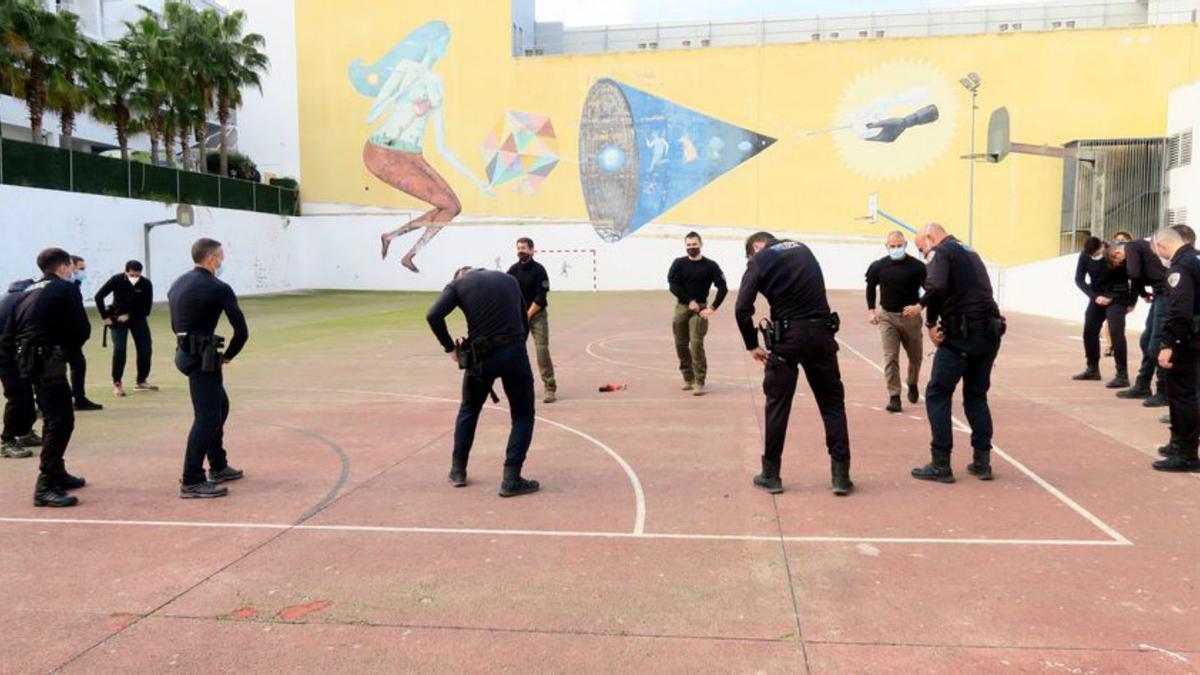 Curso de asistencia sanitaria para trece policías de Sant Antoni | AYTO SANT ANTONI