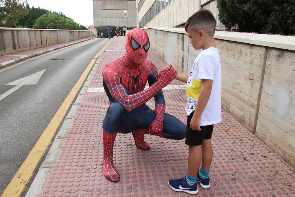 Eduardo Rodríguez recorre las plantas de oncología vestido de Spiderman.