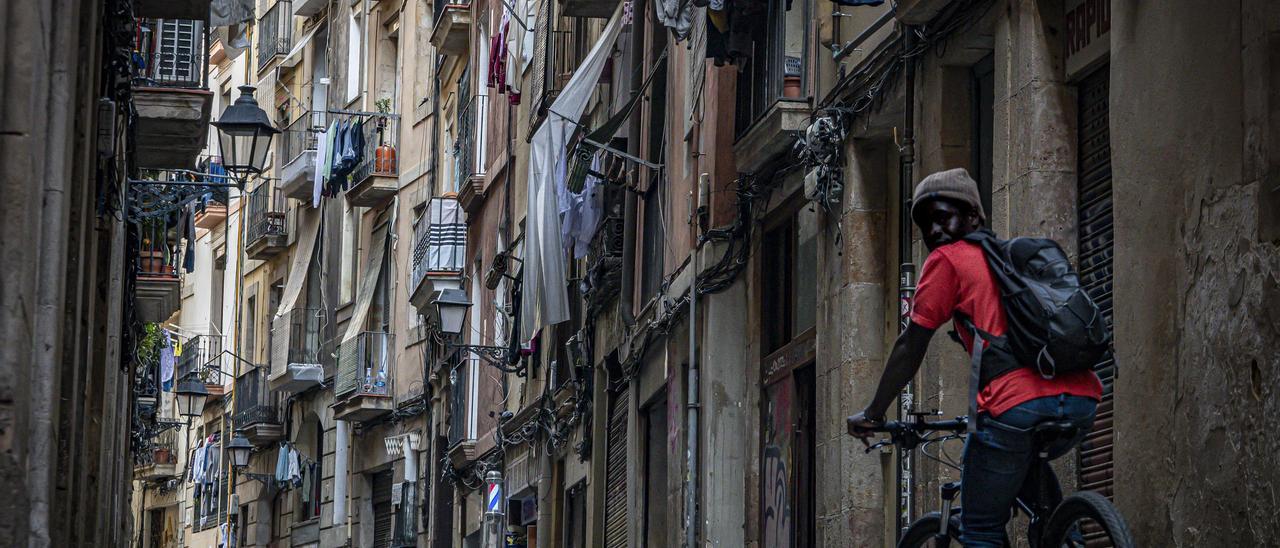 La calle d'en Roig, en el barrio del Raval de Barcelona, donde se denuncia una ocupación dedicada a la venta de droga y material robado.