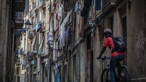 La calle den Roig, en el barrio del Raval de Barcelona, donde se denuncia una ocupación dedicada a la venta de droga y material robado.