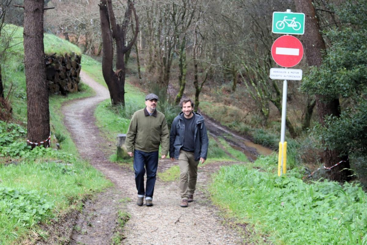 Daniel Pérez, izquierda, y Juan Seoane, en una de las sendas.