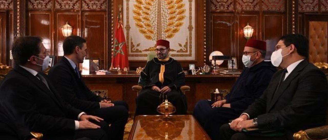 Imagen del encuentro entre Pedro Sánchez y Mohamed VI en Rabat.