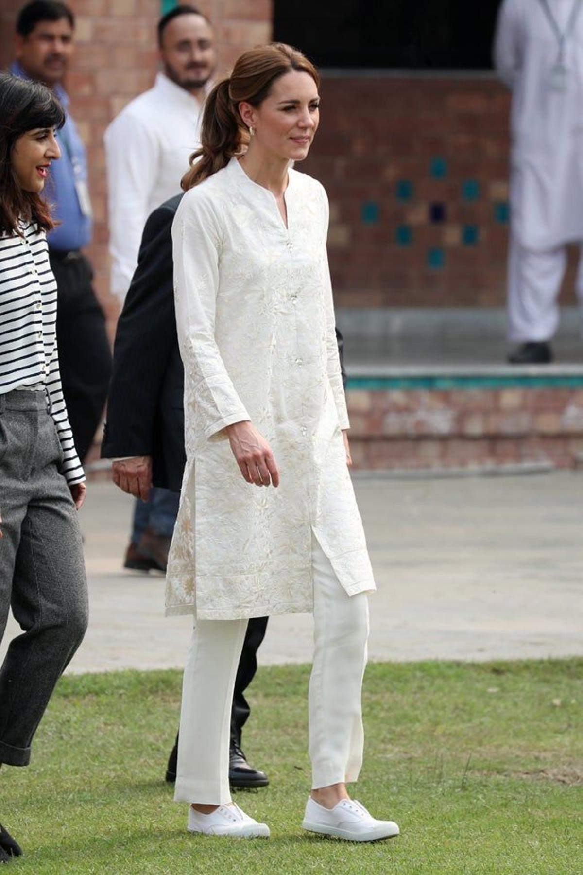 Kate Middleton luce un 'shalwar kameez' en color blanco