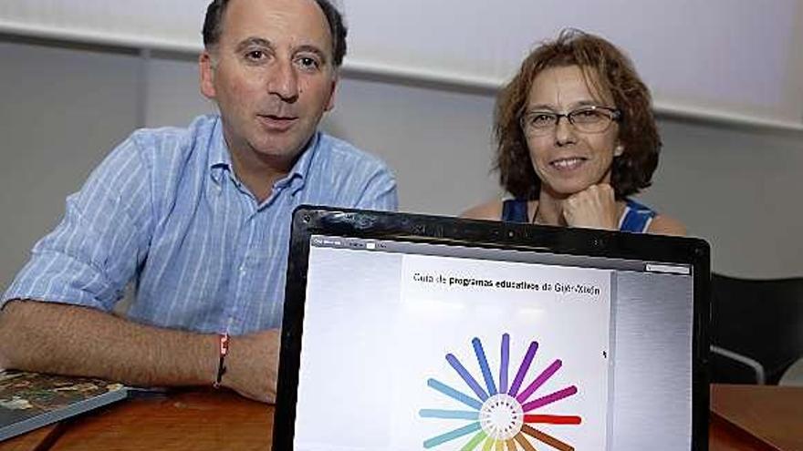 Manuel González García y María Álvarez, con la guía virtual en primer término.