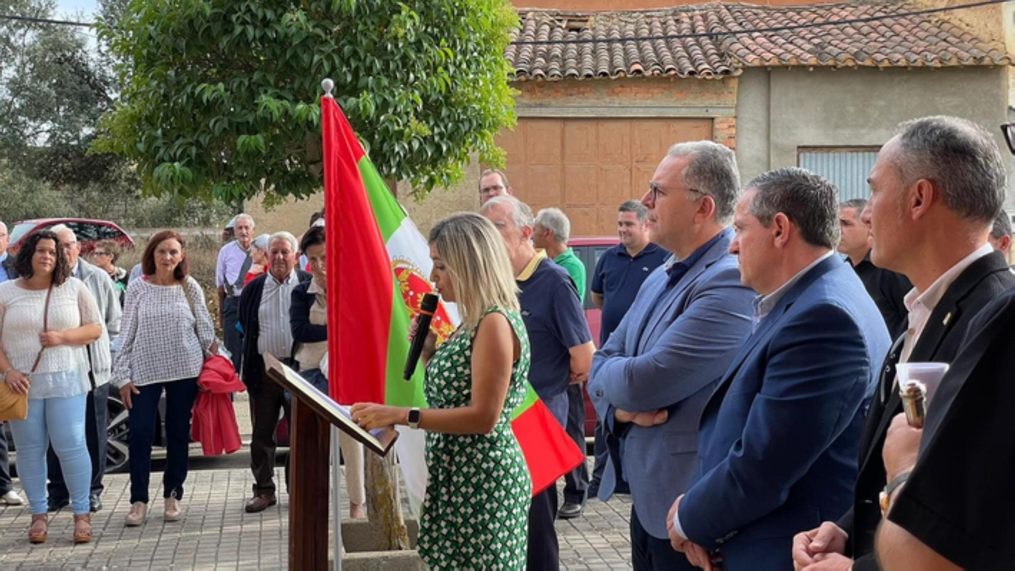 Presentación del escudo y bandera nuevos en Calzadilla de Tera.