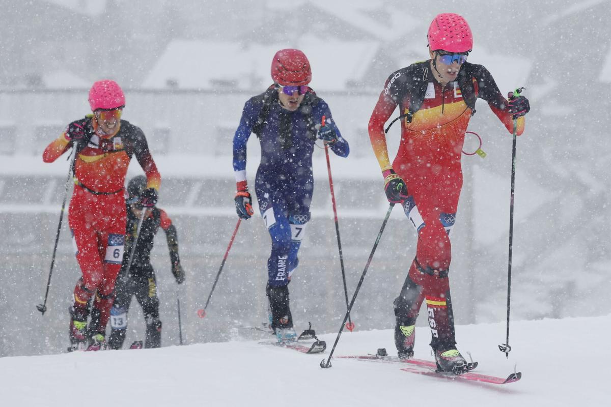 STELVIO (Italy), 19/02/2026.- Oriol Cardona Coll (R) of Spain, Pablo Giner Dalmasso (2-R) of France and Ot Ferrer Martinez (L) of Spain in action during the Men's Sprint of the Ski Mountaineering competitions at the Milano Cortina 2026 Winter Olympic Games, in Stelvio, Italy, 19 February 2026. (Francia, Italia, España) EFE/EPA/GUILLAUME HORCAJUELO