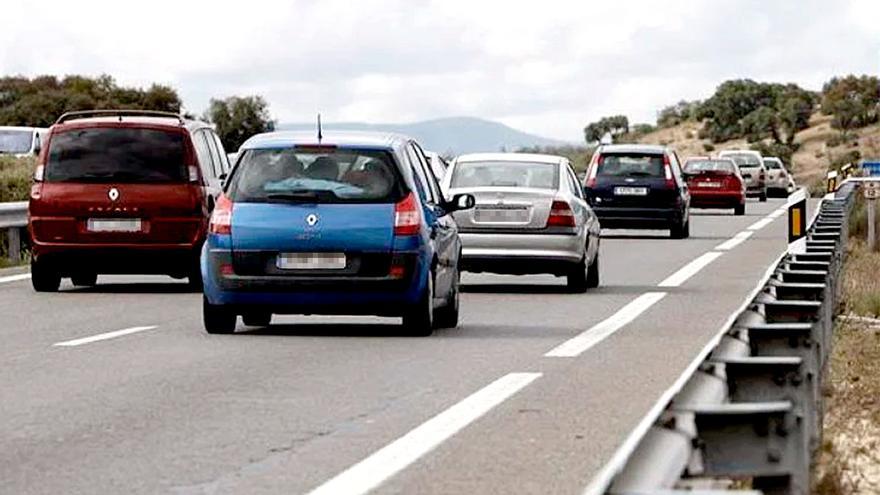 Hallan a un bebé gateando en una carretera de Cádiz mientras sus padres tomaban copas