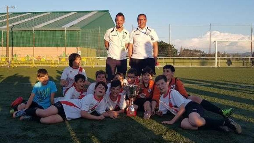 Los alevines de la escuela de Silleda posan con su trofeo.