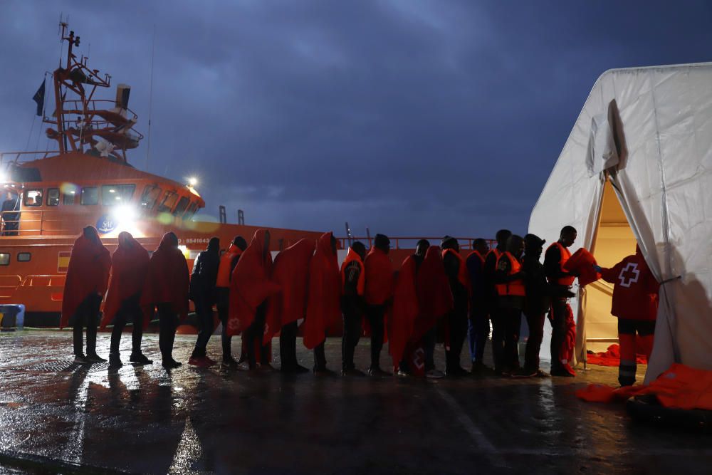 Llegan al puerto de Málaga 148 personas ...