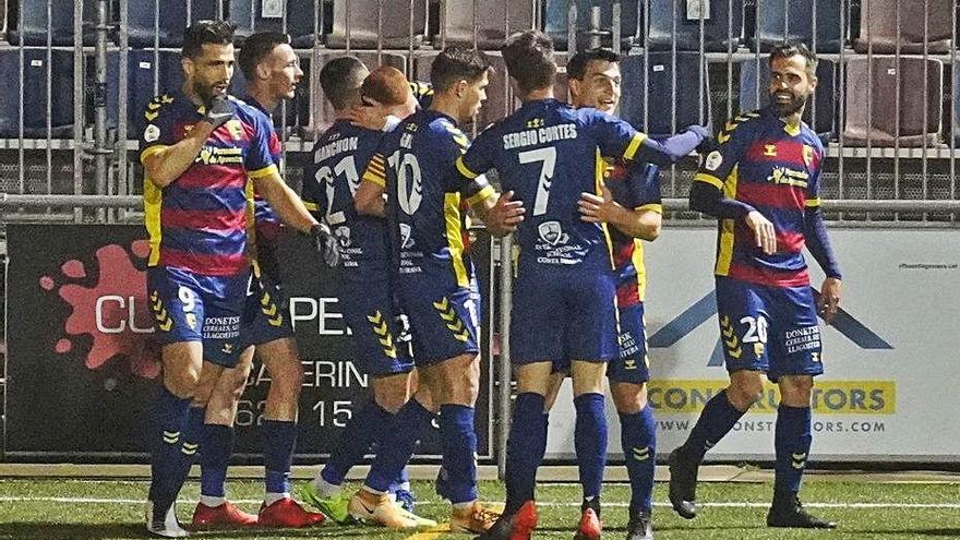 Els jugadors del Llagostera celebren un gol al Municipal.