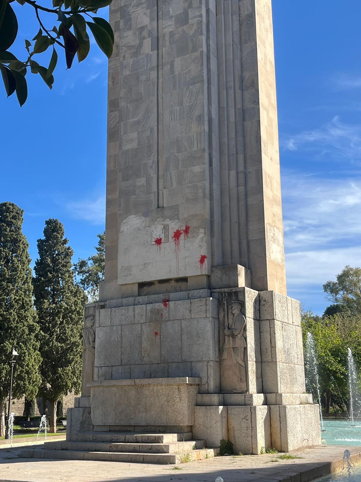 Vandalizan con pintura roja el monolito de sa Feixina