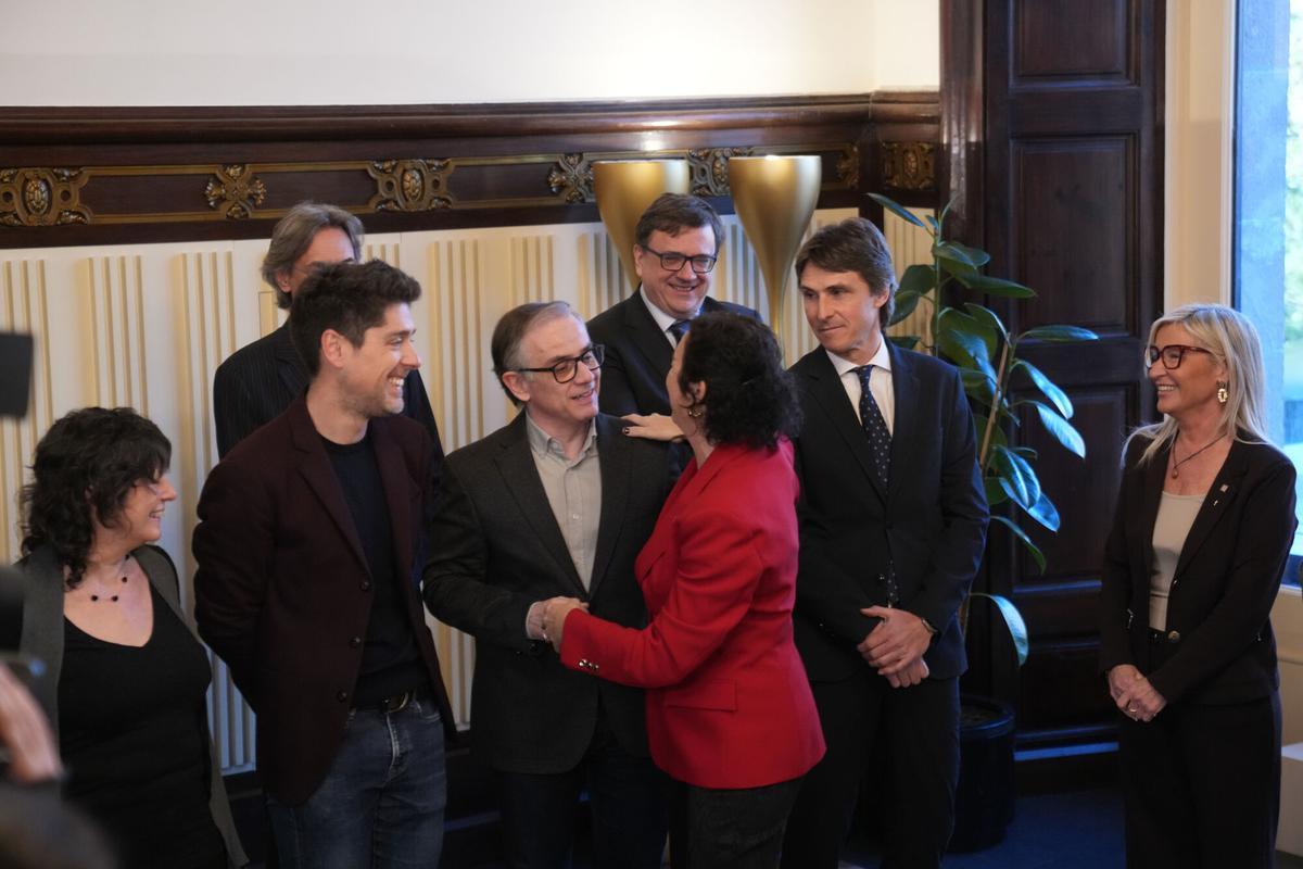 La consellera de Economía Alícia Romero se abraza con el diputado de ERC, Josep Maria Jové, tras entregarle al presidente del Parlament Josep Rull el Proyecto de ley de presupuestos de la Generalitat, a 27 de febrero de 2026, en Barcelona, Cataluña (España). El Govern y los Comuns alcanzaron el pasado 19 de febrero un acuerdo para la aprobación de los Presupuestos, que incluía aumentar los recursos en vivienda, así como limitar las compras especulativas de vivienda, y mejoras en el transporte público y Rodalies. Sin embargo continúan las negociaciones con ERC con el traspaso del IRPF como principal escollo para su aprobación. 27 FEBRERO 2026 David Zorrakino / Europa Press 27/02/2026. Alícia Romero;Josep Maria Jové;;David Zorrakino