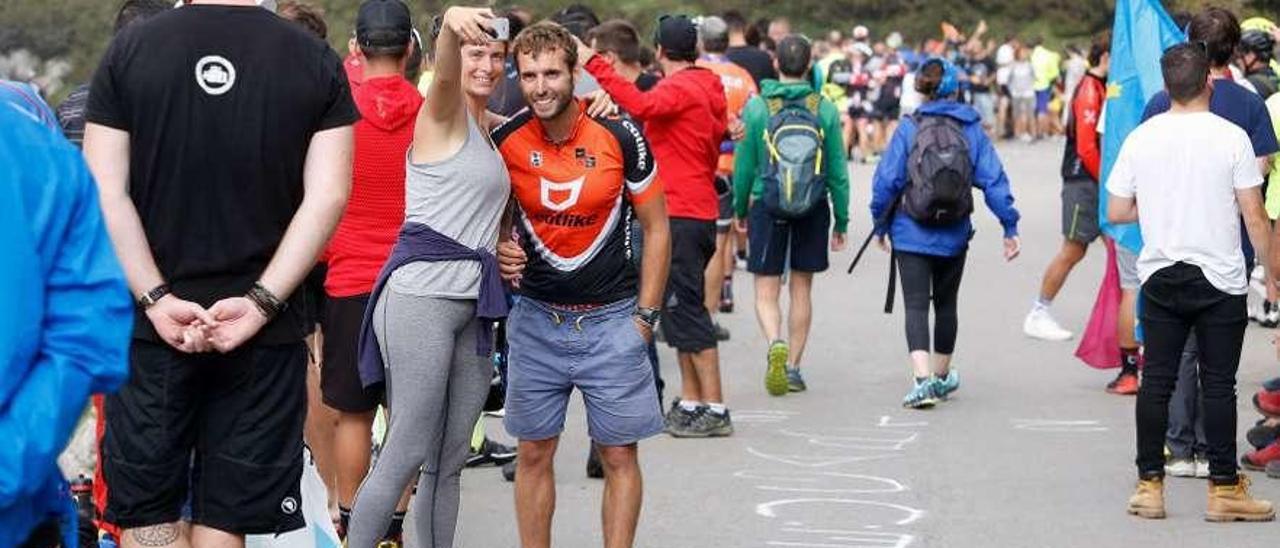 Turistas y aficionados al ciclismo, el domingo, en los Lagos para la llegada de la Vuelta.