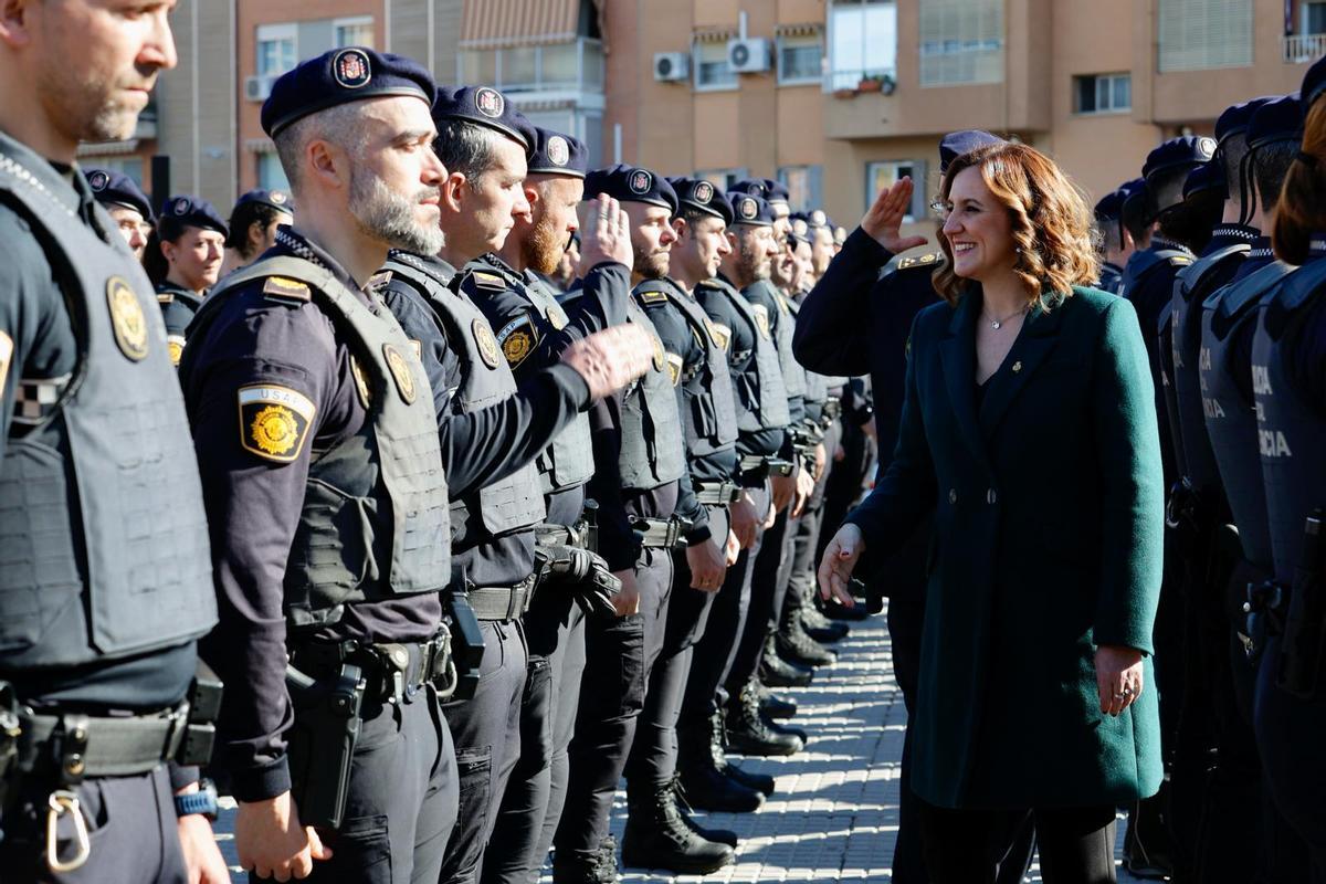 La alcaldesa ha saludado a cada uno de los agentes de la nueva unidad policial.