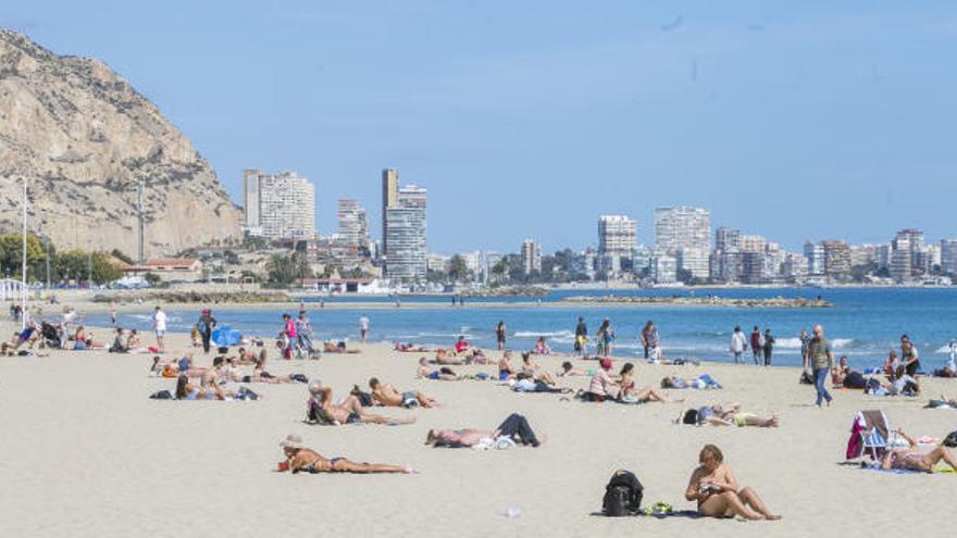 Bañistas en la playa del Postiguet de Alicante el pasado mes de febrero